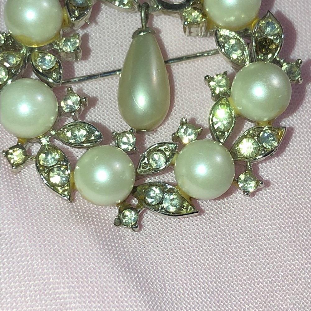 Classic lisner faux Pearl and Crystal Wreath Brooch large drop pearl